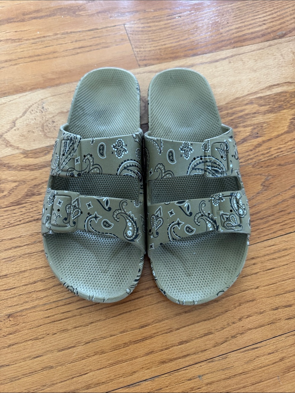 Freedom Moses - Paisley Slide Sandals in Olive Green